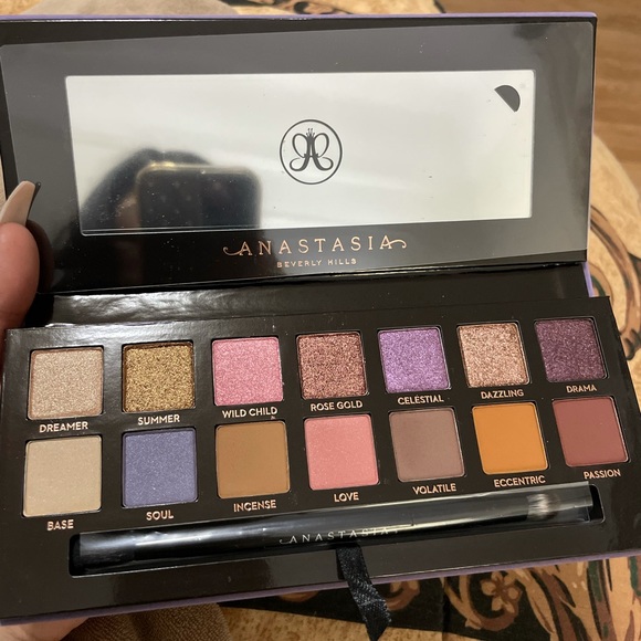 NORVINA® Eyeshadow Palette - Picture 1 of 3